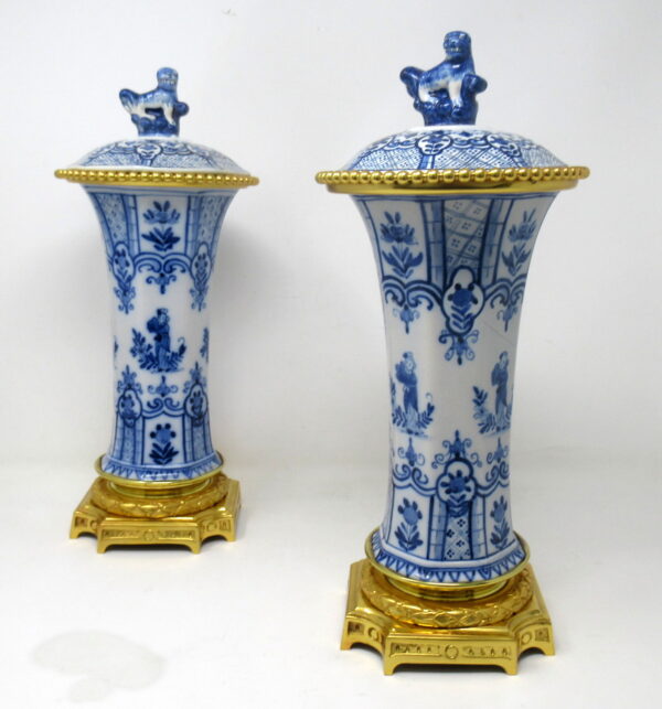 776. Antique Pair Chinese Porcelain Export Blue White Ormolu Gilt Bronze Urns Vases