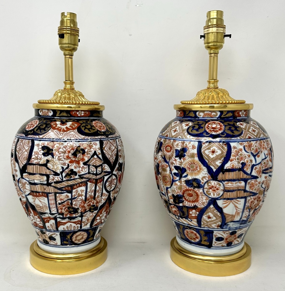 654. Antique Pair Japanese Chinese Imari Porcelain Ormolu Table Lamps Blue Red Gilt - Image 4