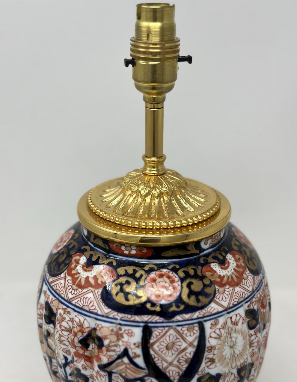 654. Antique Pair Japanese Chinese Imari Porcelain Ormolu Table Lamps Blue Red Gilt - Image 8