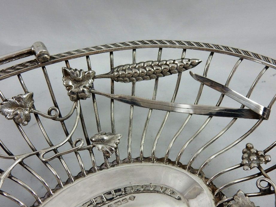306. Fine Heavy Gauge Sterling Silver Fruit Basket Martin Hall Sheffield 1906 - Image 4