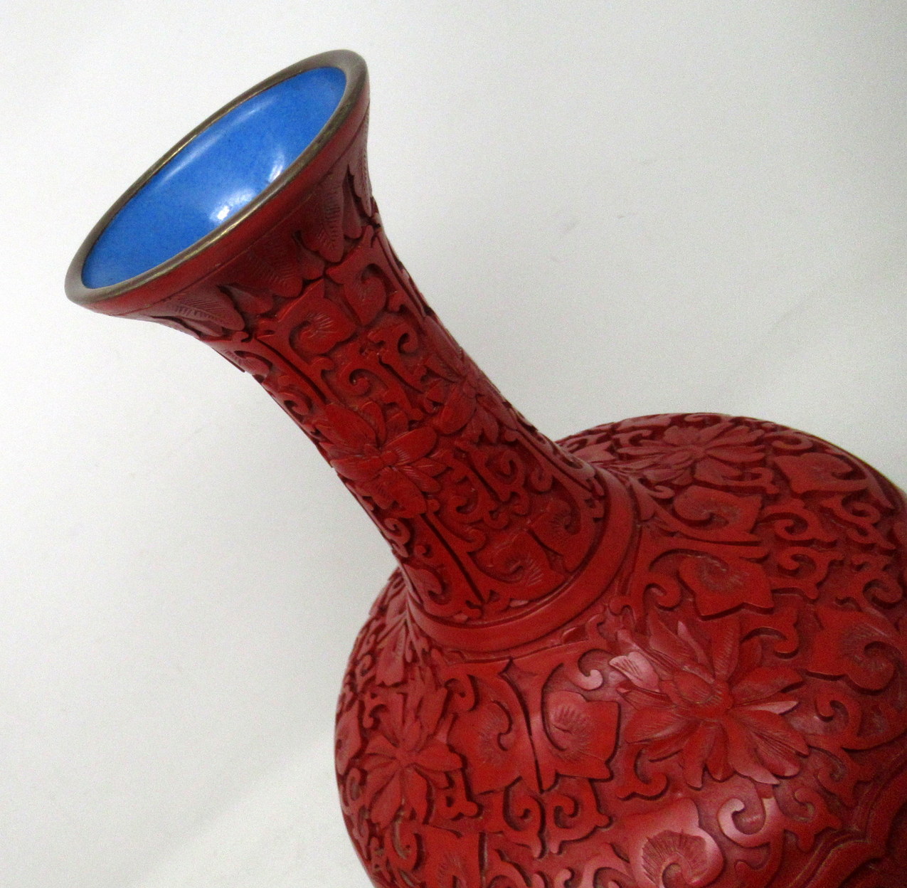 513. Pair Antique Chinese Export Carved Red Cinnabar Vases Urns Guangxu Period - Image 10