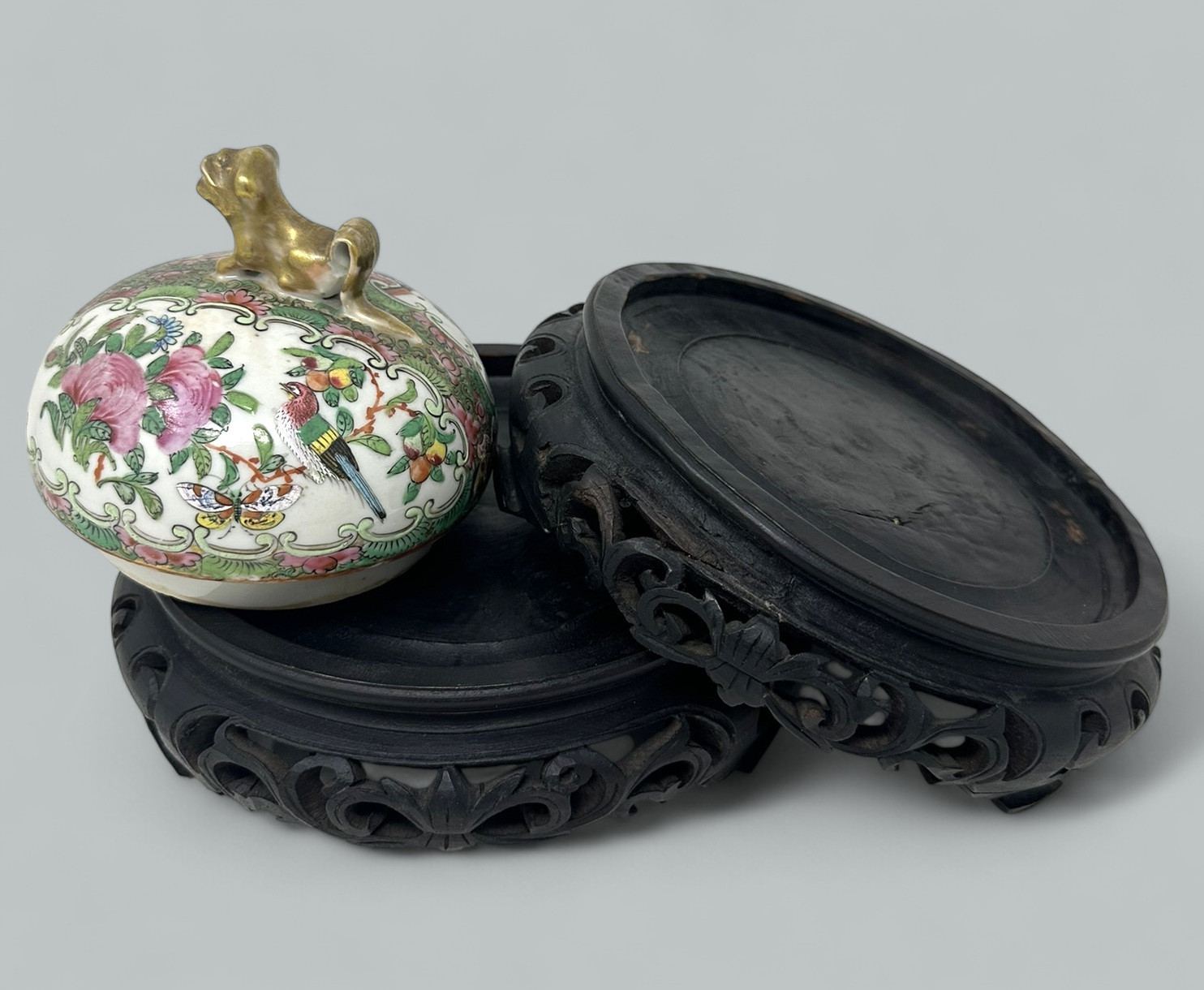 953. Antique Pair Famille Rose Medallion Canton Cantonese Chinese Fo Dog Vases Urns - Image 12