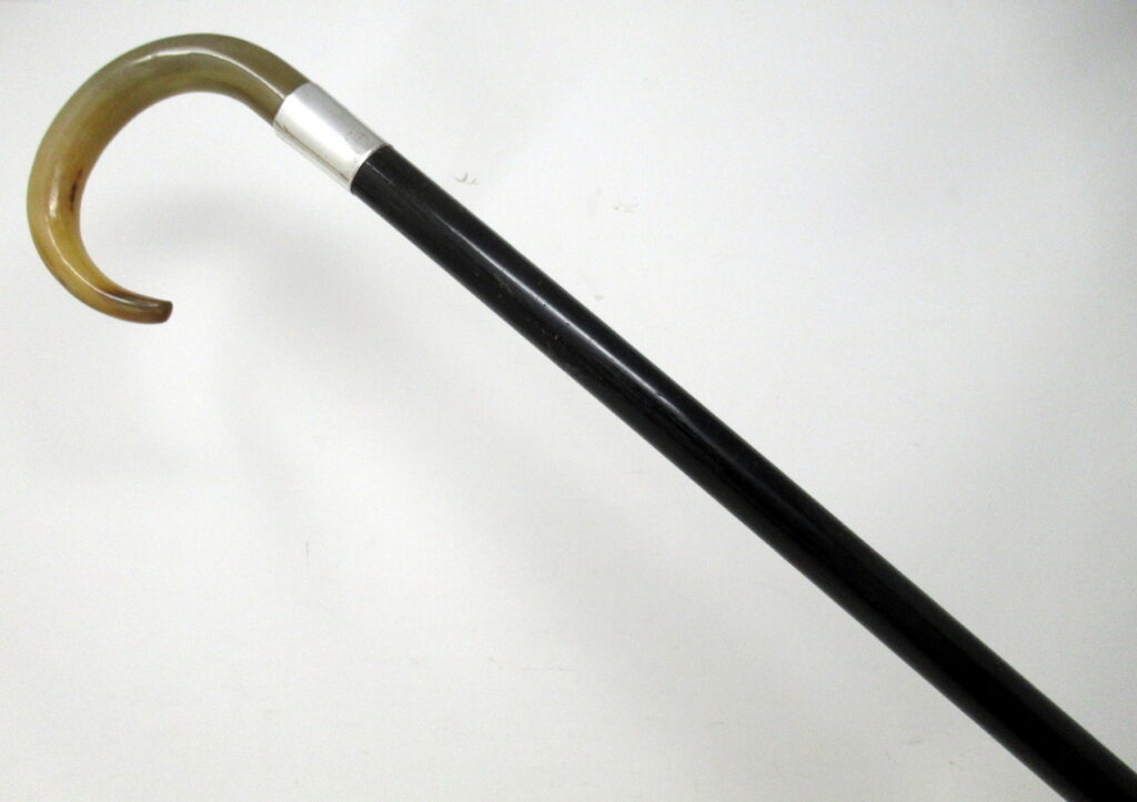 851. Antique Vintage Gentlemans Walking Stick Sterling Silver Collar Cow Horn Handle