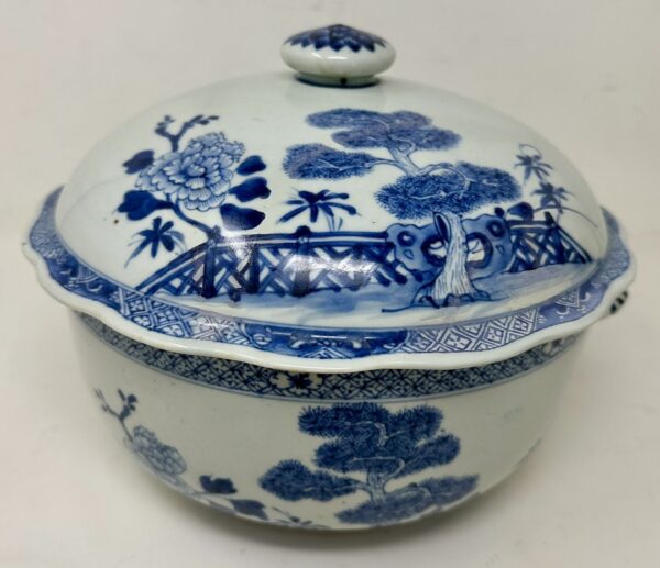 119. Antique Chinese Export Porcelain Blue White Chien Lung Soup Tureen Centerpiece