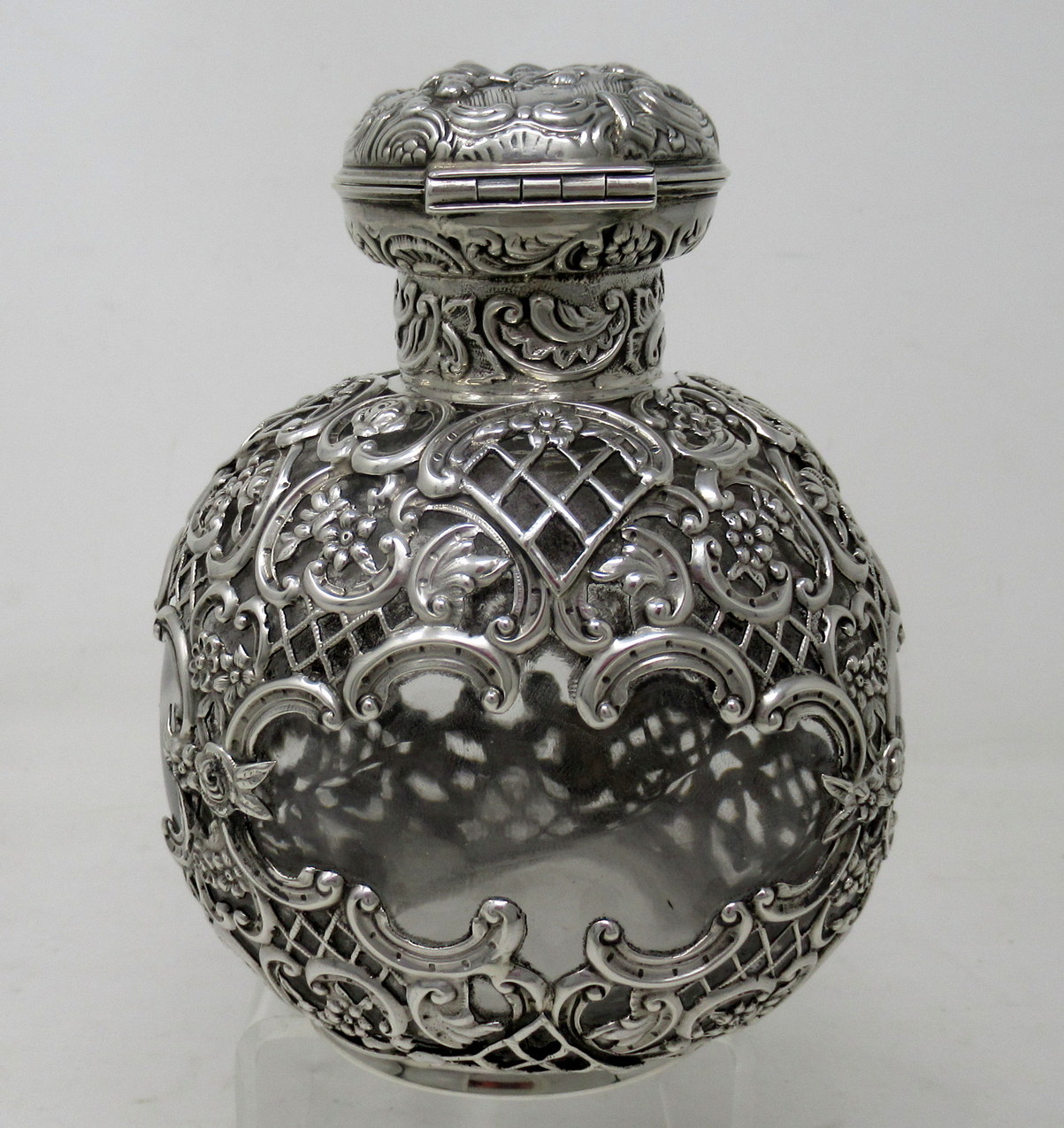 418. Large Antique English Crystal Sterling Silver Scent Perfume Bottle William Comyns - Image 3