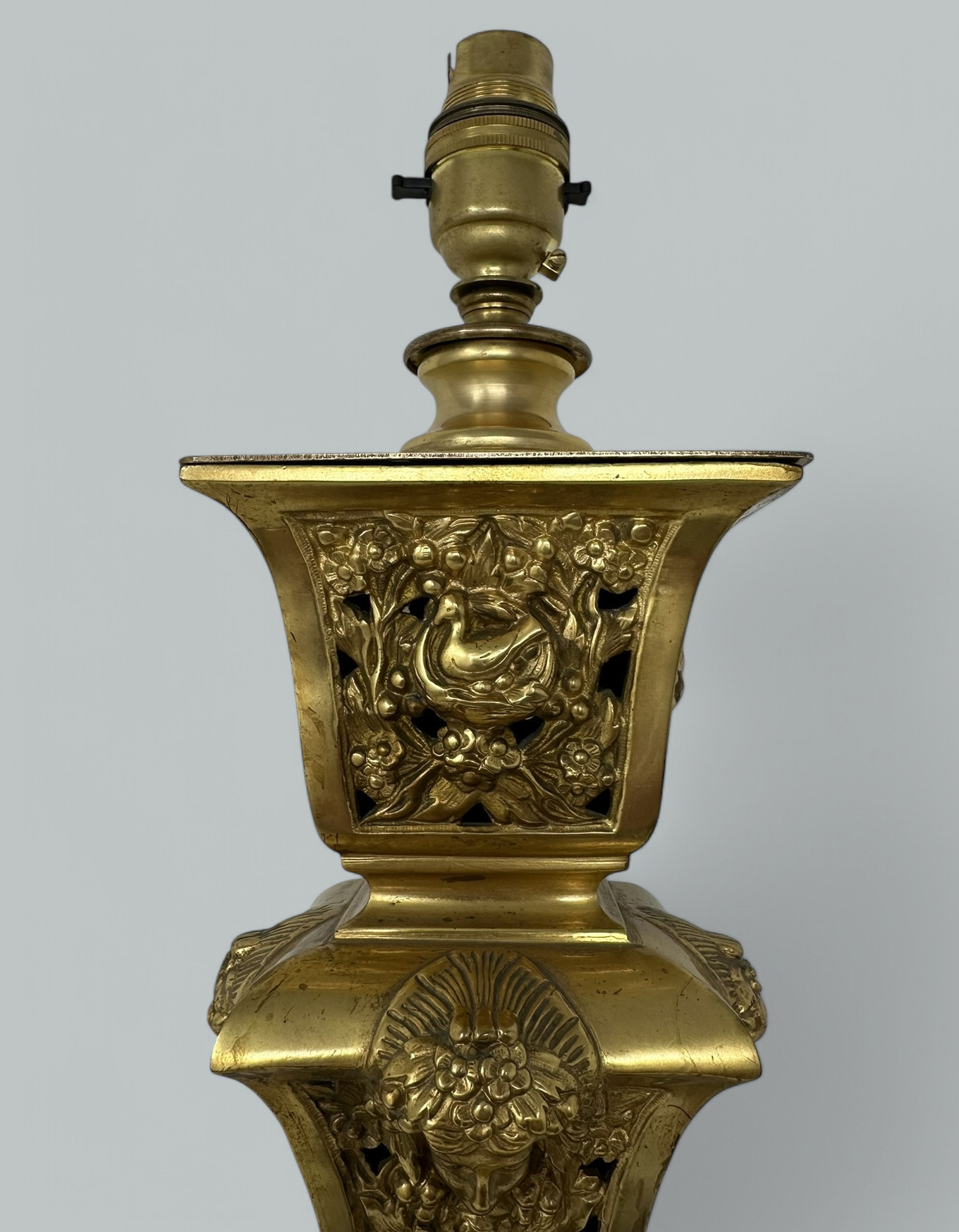 135. Antique French Doré Bronze Neoclassical Ormolu Gilt Electric Table Lamp - Image 2