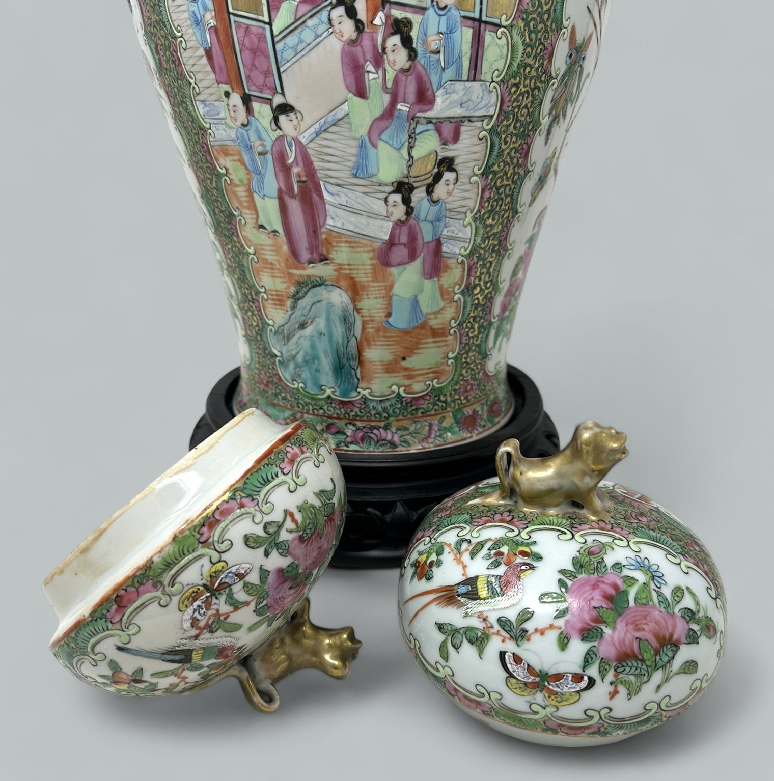 953. Antique Pair Famille Rose Medallion Canton Cantonese Chinese Fo Dog Vases Urns - Image 9