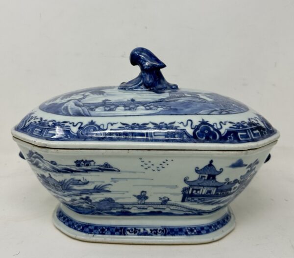 019. Antique Chinese Export Porcelain Blue White Chien Lung Soup Tureen Centerpiece