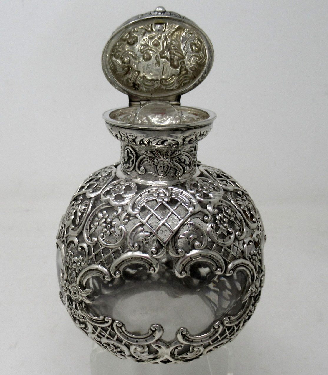 418. Large Antique English Crystal Sterling Silver Scent Perfume Bottle William Comyns - Image 5