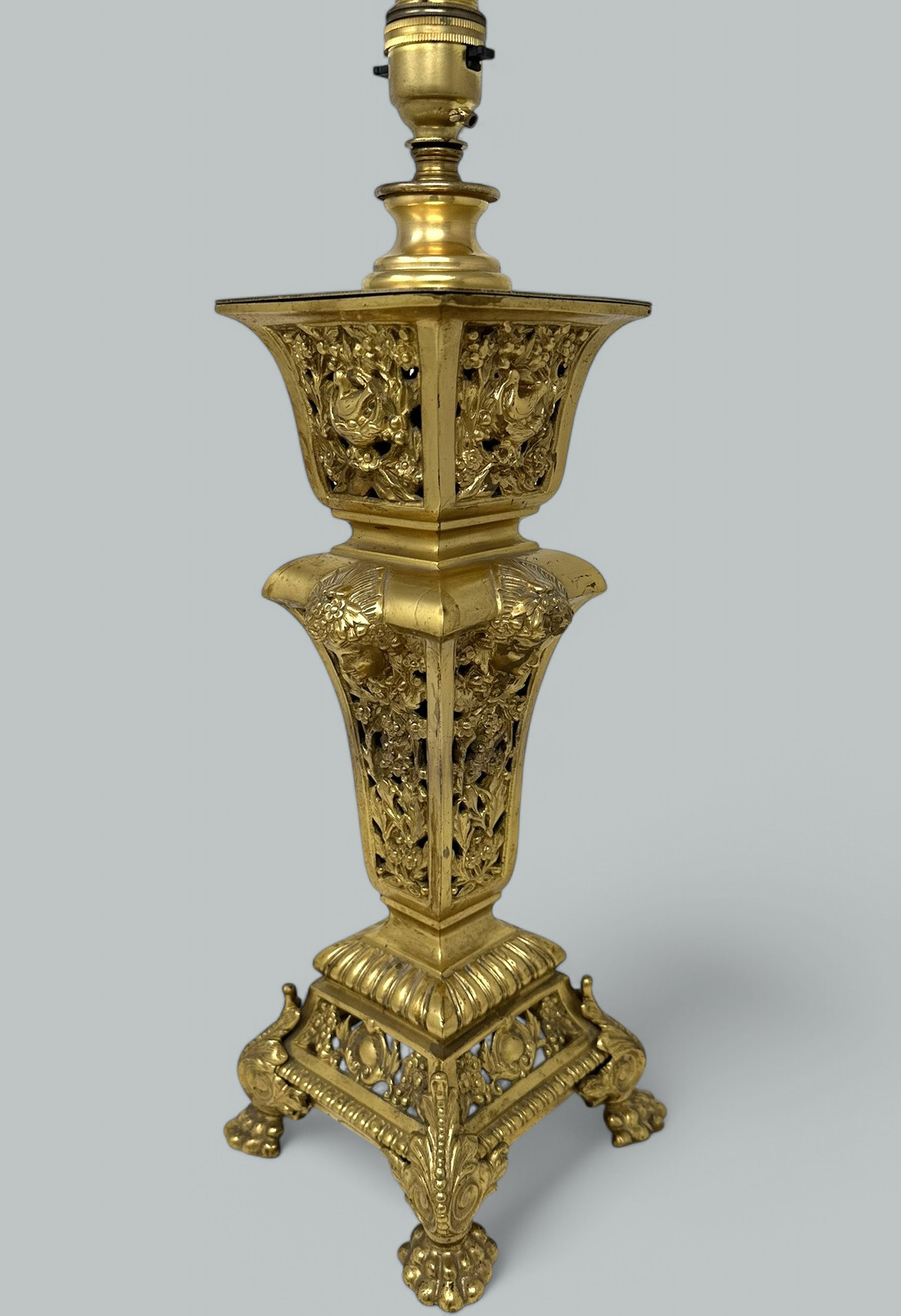 135. Antique French Doré Bronze Neoclassical Ormolu Gilt Electric Table Lamp - Image 6