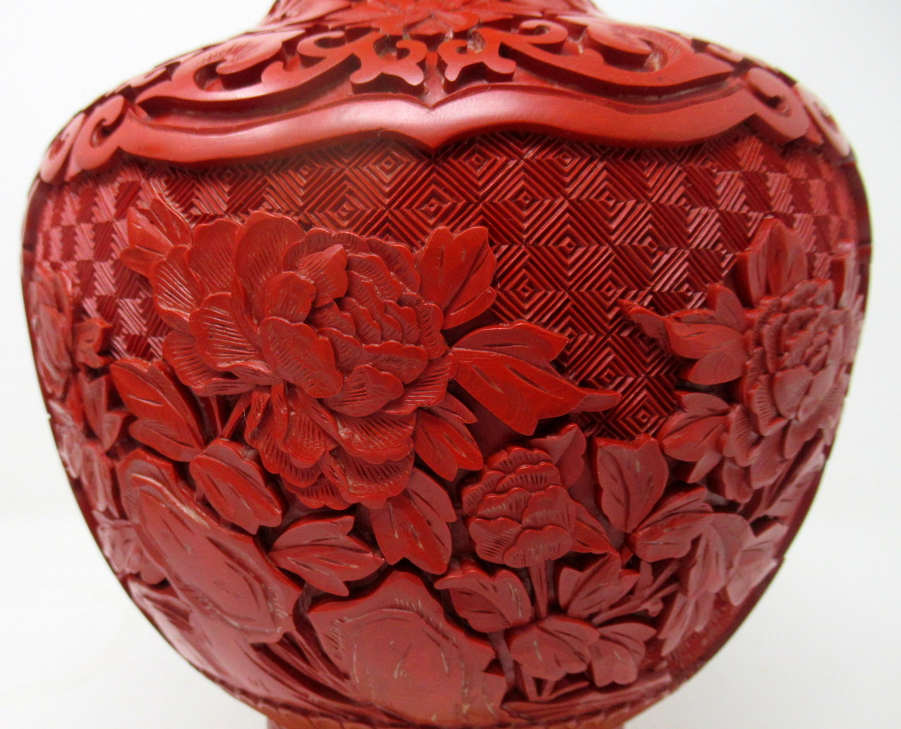 513. Pair Antique Chinese Export Carved Red Cinnabar Vases Urns Guangxu Period - Image 7