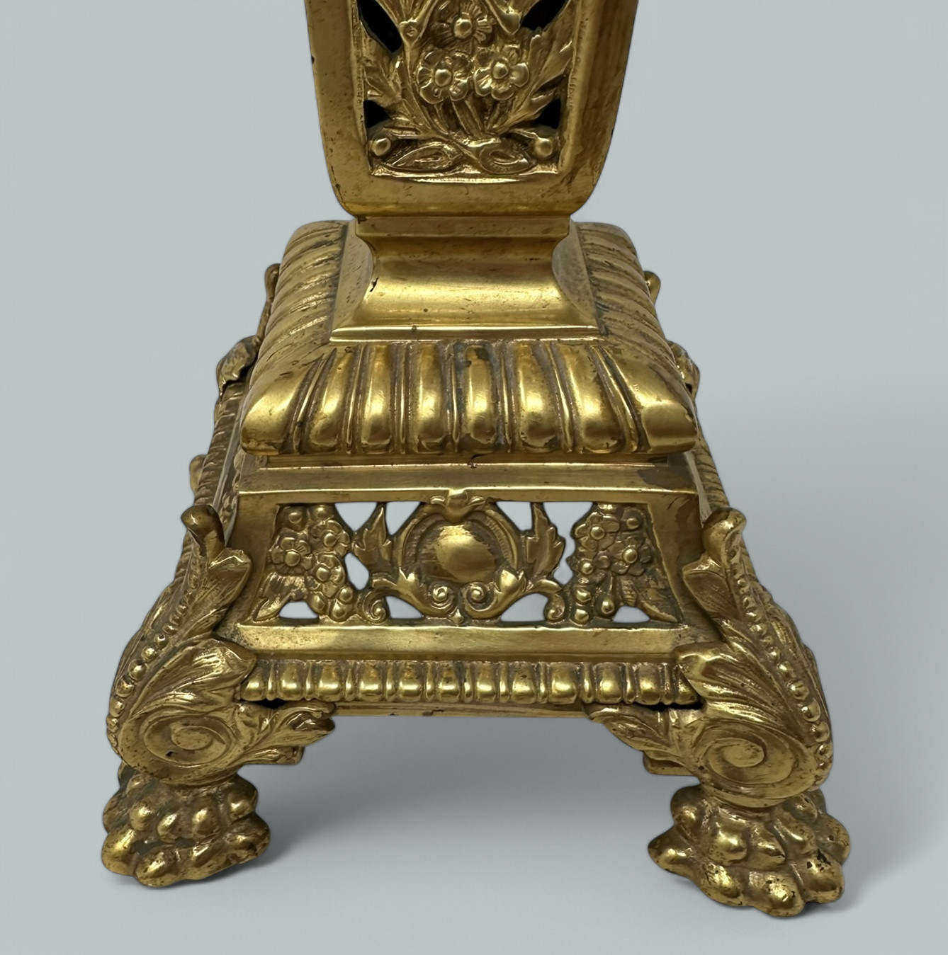 135. Antique French Doré Bronze Neoclassical Ormolu Gilt Electric Table Lamp - Image 5