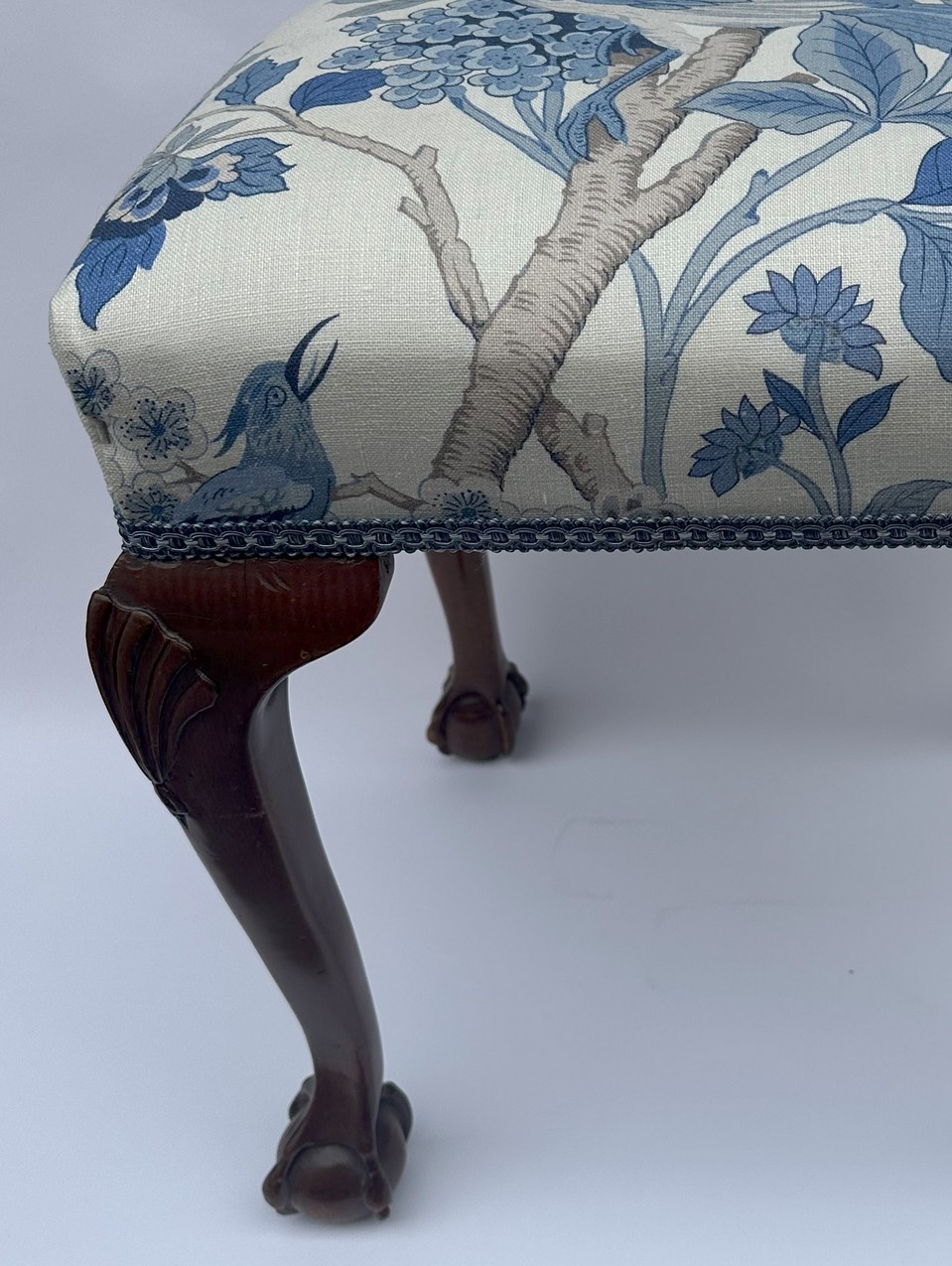 591. Antique English Edwardian Upholstered Hand Carved Mahogany Stool, 19th Century - Image 4