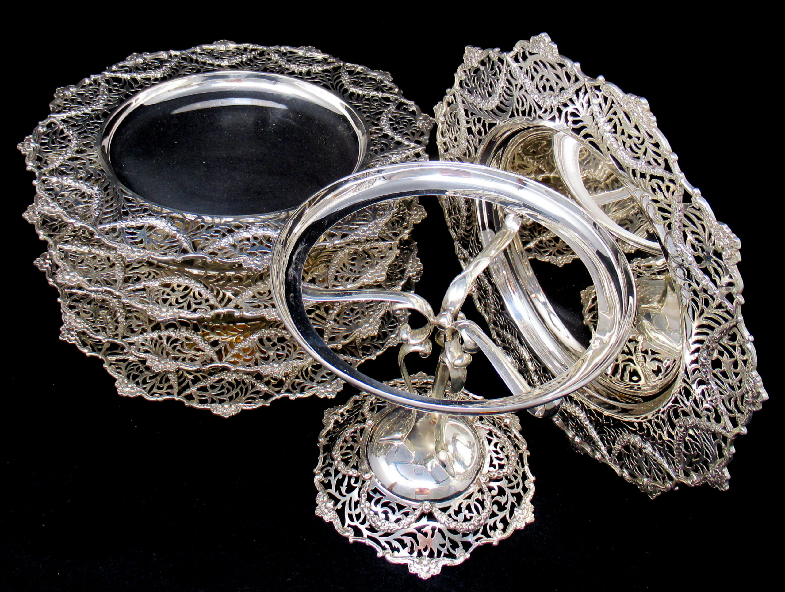 069. Superb Set Sterling Silver Cake Plates and Tazza William Comyns 1906. 94.7 ozs