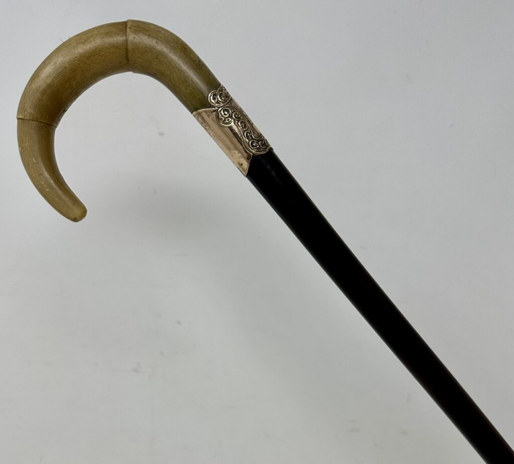 324. Antique Vintage English Walking Stick Cane Wooden Gold Plated Cow Horn Handle