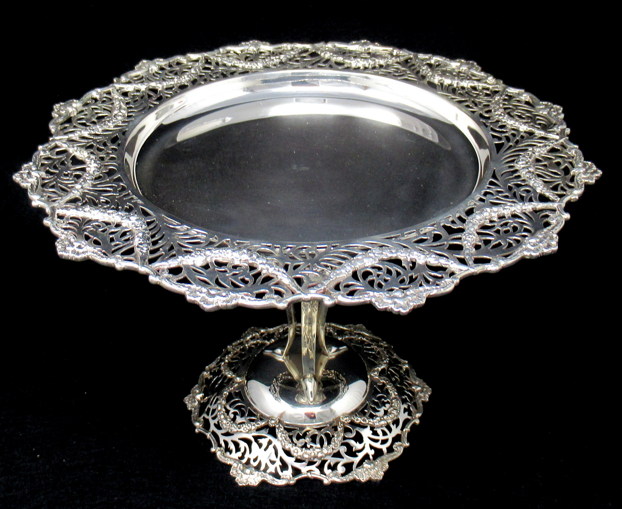 069. Superb Set Sterling Silver Cake Plates and Tazza William Comyns 1906. 94.7 ozs - Image 4