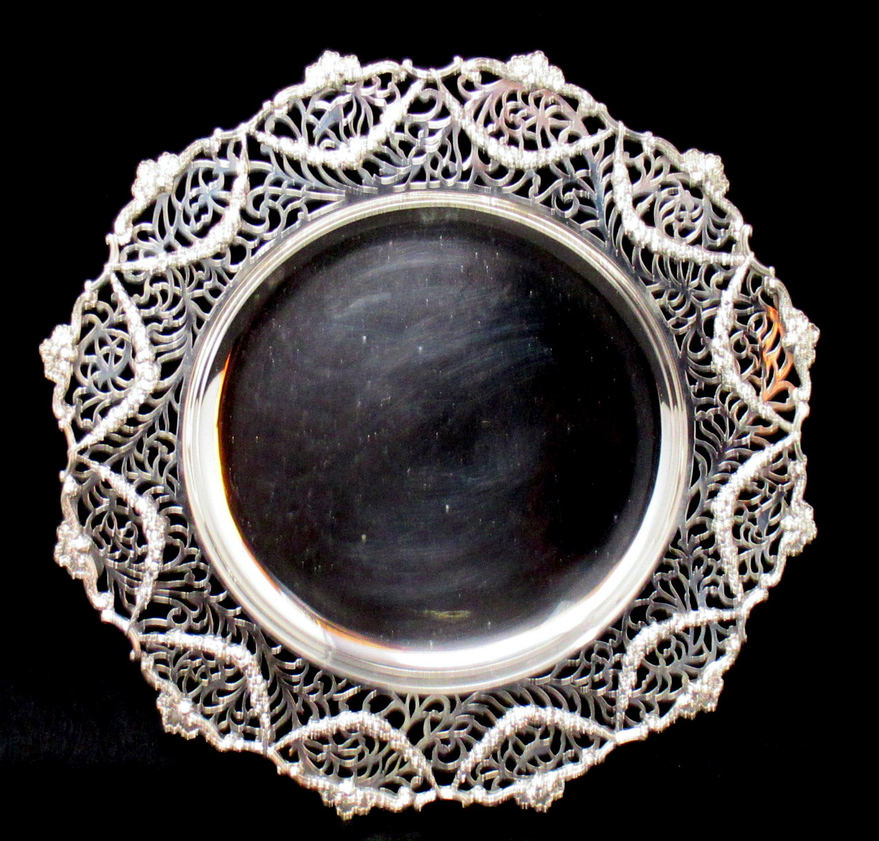 069. Superb Set Sterling Silver Cake Plates and Tazza William Comyns 1906. 94.7 ozs - Image 3