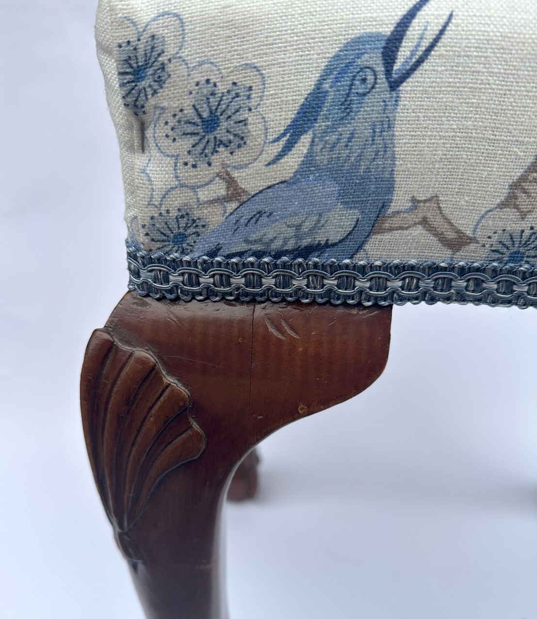 591. Antique English Edwardian Upholstered Hand Carved Mahogany Stool, 19th Century - Image 5