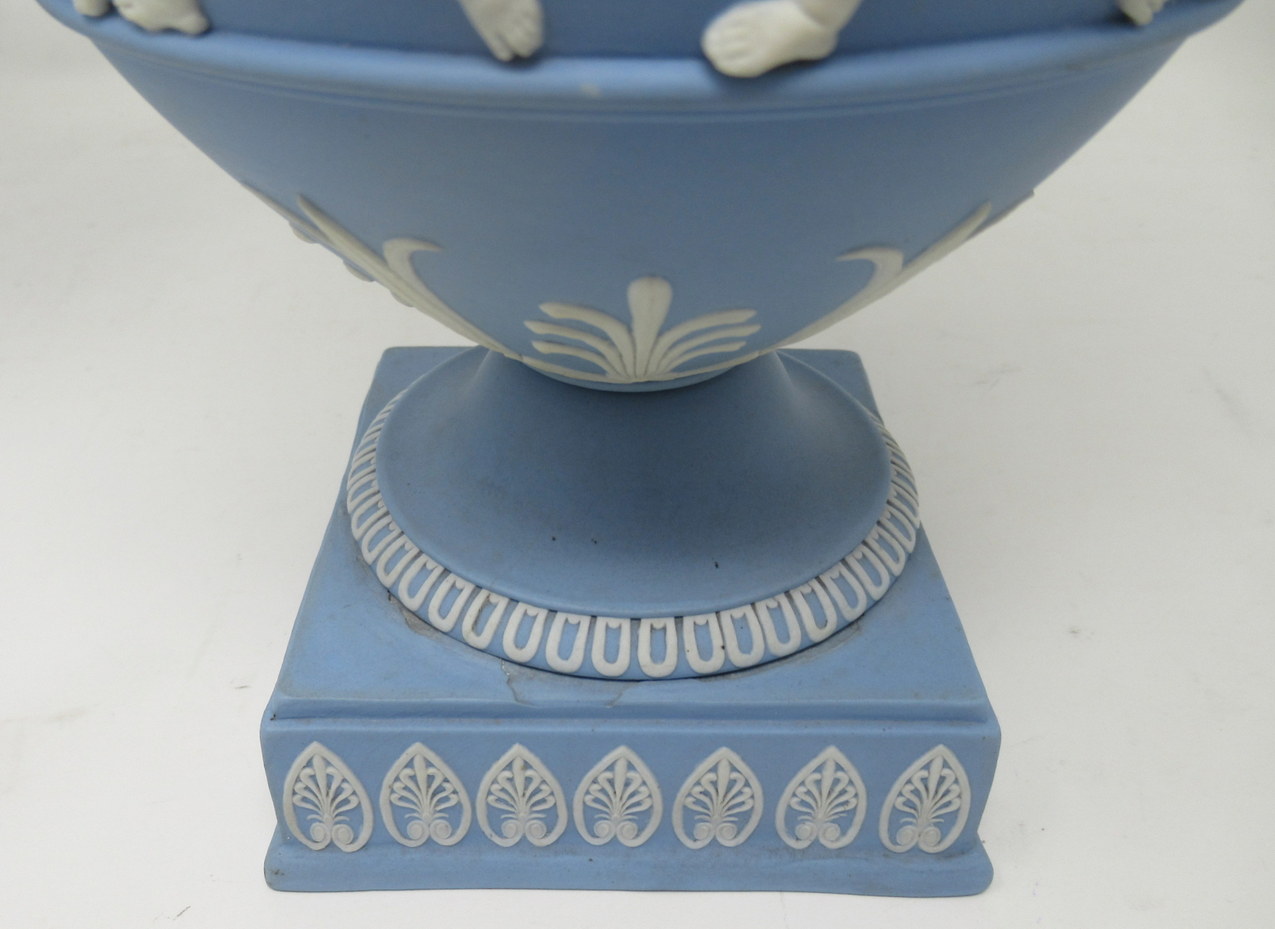093. Antique Pair of Blue Wedgwood Jasperware Ceramic Urns Vases John Flaxman Cherubs - Image 10