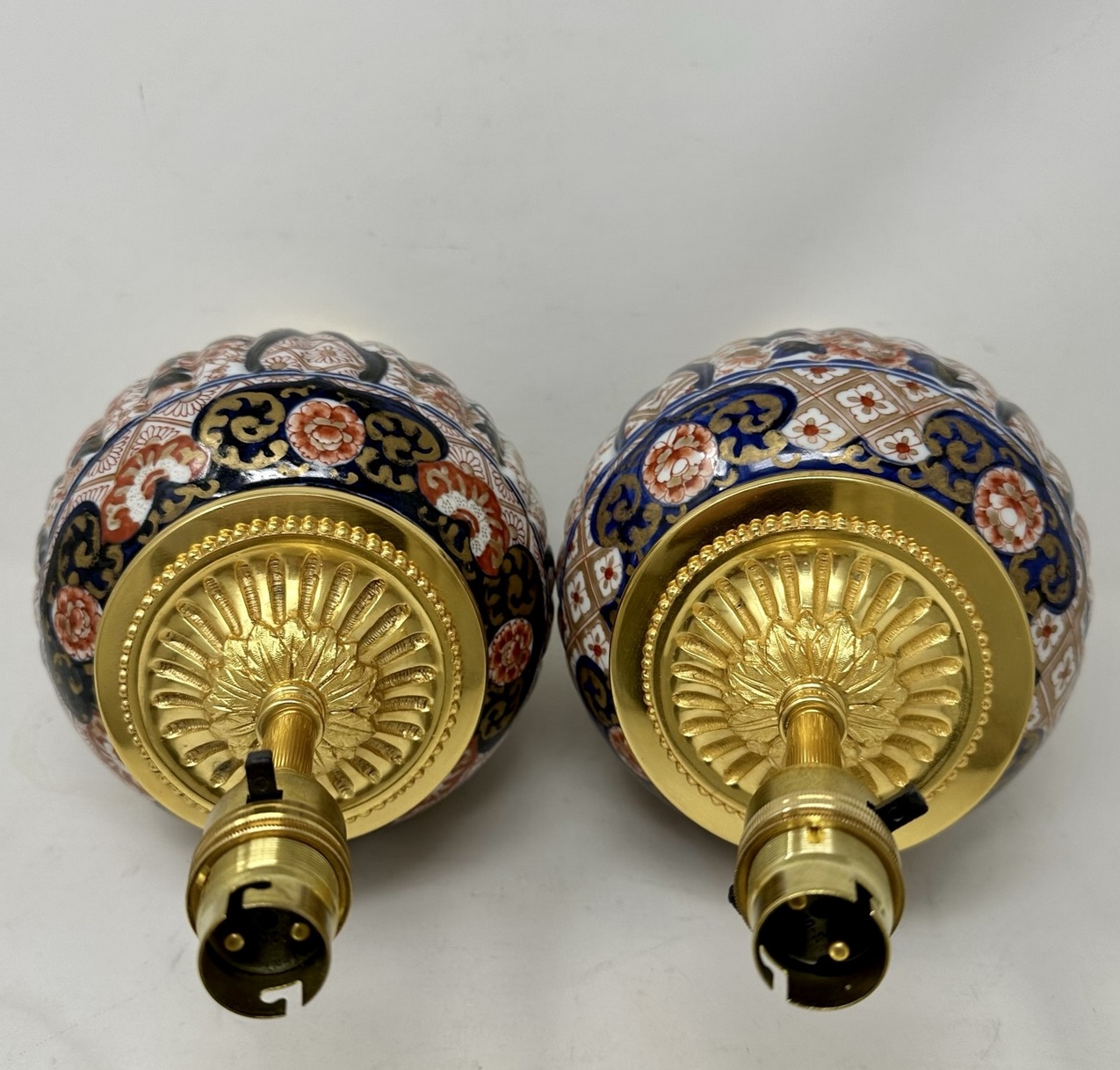 654. Antique Pair Japanese Chinese Imari Porcelain Ormolu Table Lamps Blue Red Gilt - Image 9