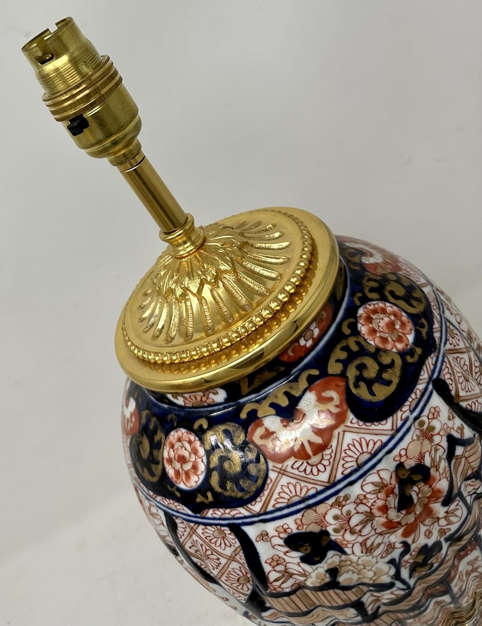 654. Antique Pair Japanese Chinese Imari Porcelain Ormolu Table Lamps Blue Red Gilt - Image 7