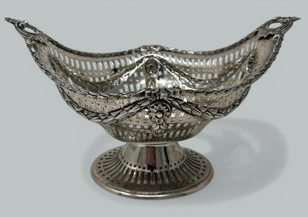 585. Antique Sterling Silver Fruit Sweetmeat Dish Centerpiece English 1898 12.9 ozs